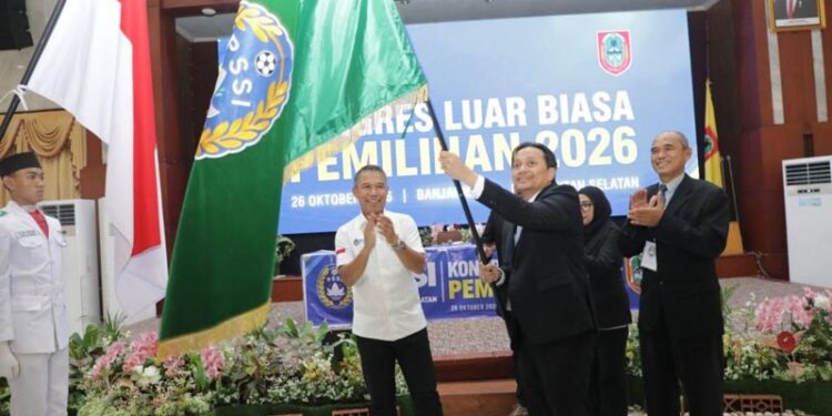 Wakil Gubernur (Wagub) Kalimantan Selatan, H Hasnuryadi Sulaiman saat menerima pataka PSSI setelah secara aklamasi kembali memimpin PSSI Kalsel