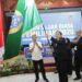 Wakil Gubernur (Wagub) Kalimantan Selatan, H Hasnuryadi Sulaiman saat menerima pataka PSSI setelah secara aklamasi kembali memimpin PSSI Kalsel