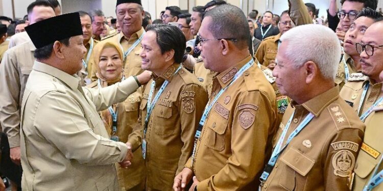 Wakil Gubernur (Wagub) Kalimantan Selatan, H Hasnuryadi Sulaiman berjabat tangan dengan Presiden RI, Prabowo Subianto disela menghadiri Rapat Koordinasi Nasional Tim Percepatan Akses Keuangan Daerah (TPAKD) Tahun 2026 di Grand Ballroom Convention, JIEXPO Kemayoran, Jakarta