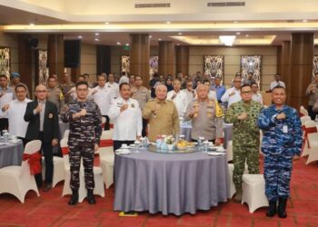 GUBERNUR Kalimantan Selatan H Muhidin bersama Forum Koordinasi Pimpinan Daerah (Forkopimda) Kalsel saat menghadiri Silaturahmi Kamtibmas Forkopimda dan Perguruan Tinggi Negeri/Swasta se-Kalsel.