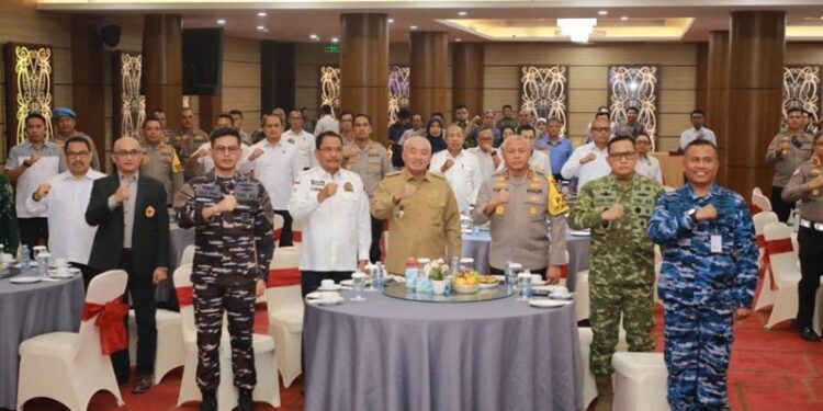 GUBERNUR Kalimantan Selatan H Muhidin bersama Forum Koordinasi Pimpinan Daerah (Forkopimda) Kalsel saat menghadiri Silaturahmi Kamtibmas Forkopimda dan Perguruan Tinggi Negeri/Swasta se-Kalsel.
